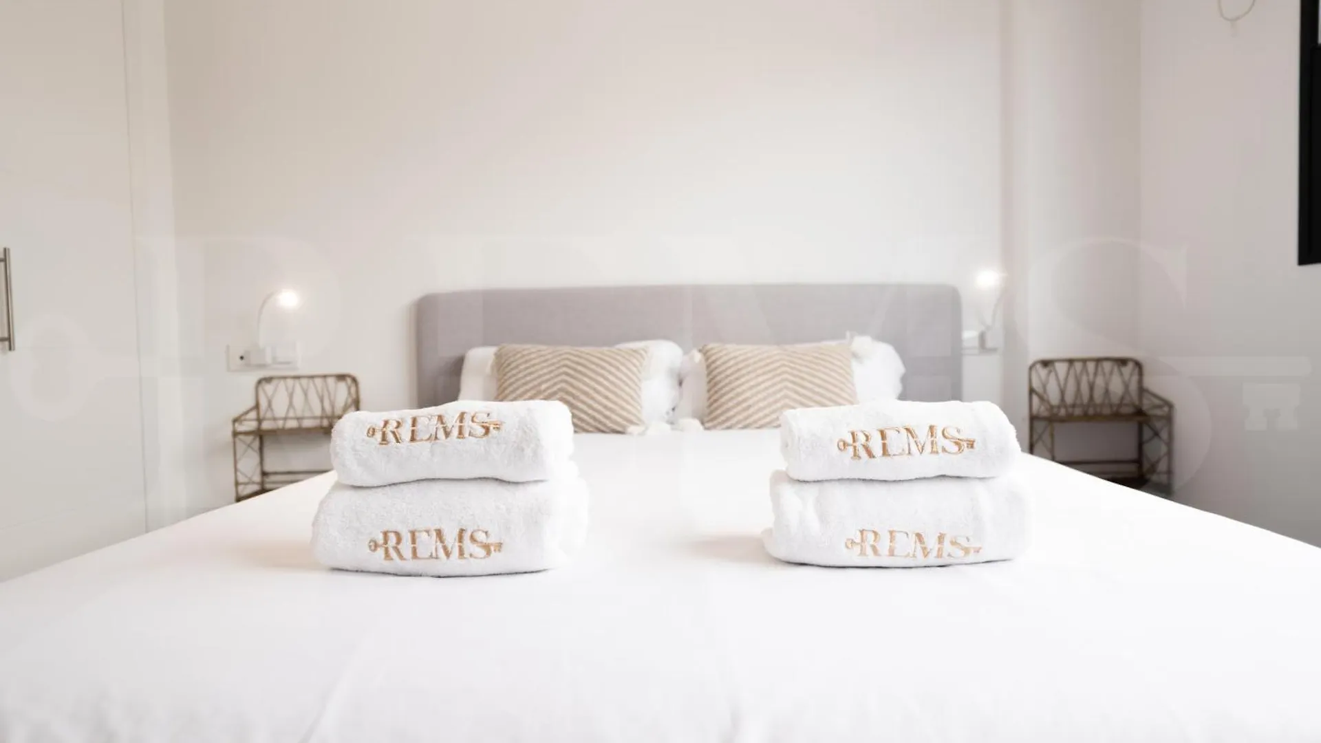 Apartamento Beachside Escape With Parking And Pool Rems Torremolinos
