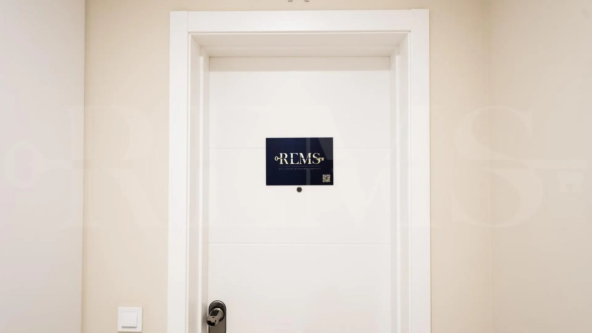 Beachside Escape With Parking And Pool Rems Torremolinos Apartamento