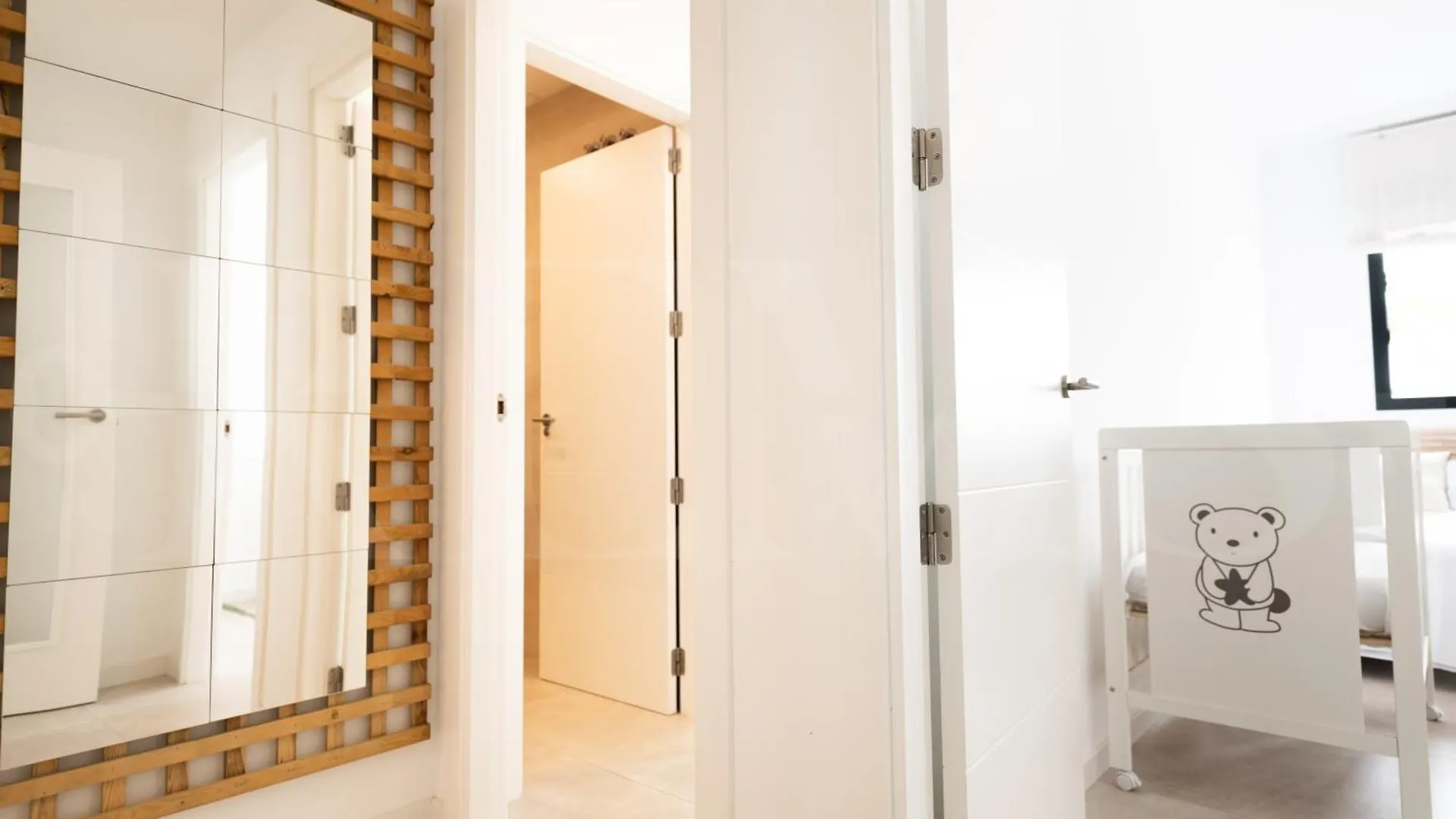 Apartamento Beachside Escape With Parking And Pool Rems Torremolinos