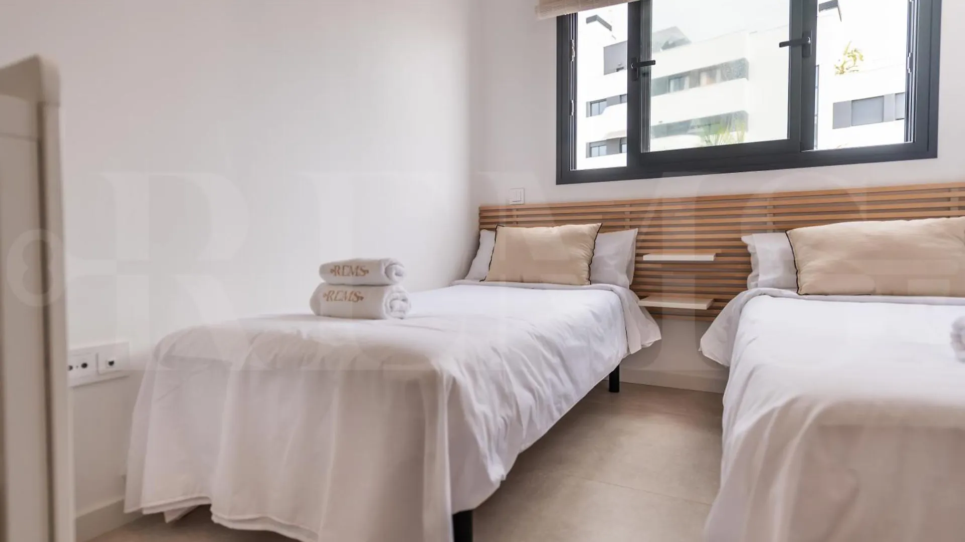 Beachside Escape With Parking And Pool Rems Torremolinos 0*,  Espanha