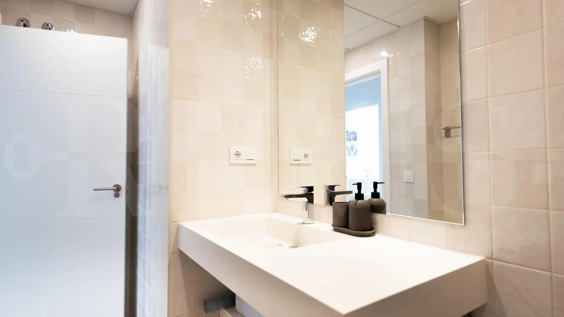Apartamento Beachside Escape With Parking And Pool Rems Torremolinos