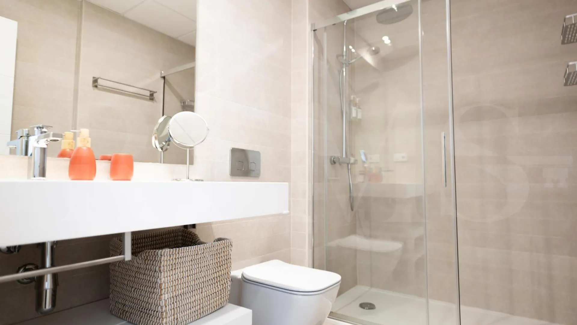 Apartamento Beachside Escape With Parking And Pool Rems Torremolinos Espanha