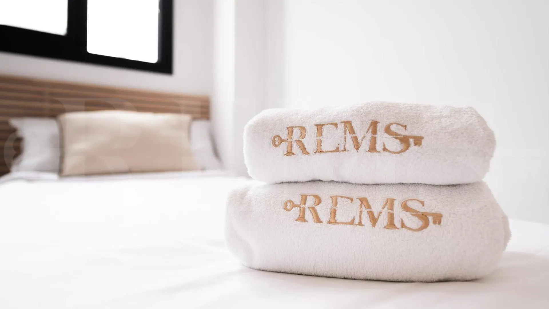 Apartamento Beachside Escape With Parking And Pool Rems Torremolinos